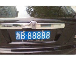 网友说,牛总这样的有钱人,往往更爱装逼,更觉得自己比普通人高人一等。