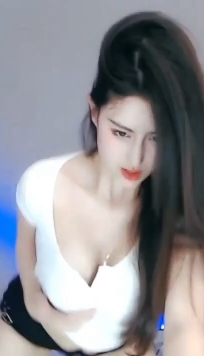 斗鱼虎牙人气小仙女苏樱：高颜值大长腿、纤细身材的灵动仙女