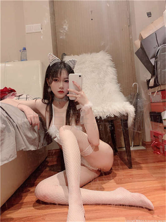 观赏高颜值COSER魔法秋秋的表演，快点亲亲我！