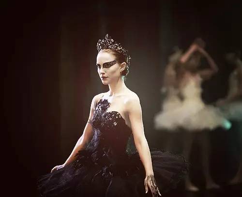 热门电影榜第五：天鹅挽歌SwanSong（2021）美国剧情/科幻娜奥米·哈里斯等领衔主演