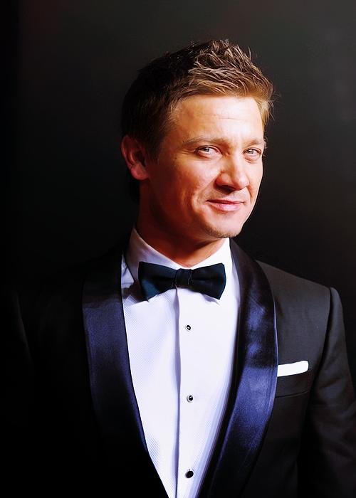 推荐《鹰眼》：漫威宇宙的惊险刺激，4K超清画质，科幻元素丰富，悬疑分析精致！