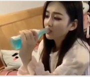 高颜值反差妹子用口系列213V网红{{网红名字}}拍摄，让人眼前一亮的用口视频合集！