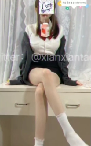 《仙仙桃：一位网红小仙女的精彩作品合集，美貌、高颜值、水灵眼睛，让你一见倾心，拥有性感身材，让你惊艳不已！》