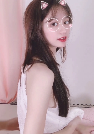 网红{{网红名字}}演绎_91不见星空：清纯女神的睡衣派之旅