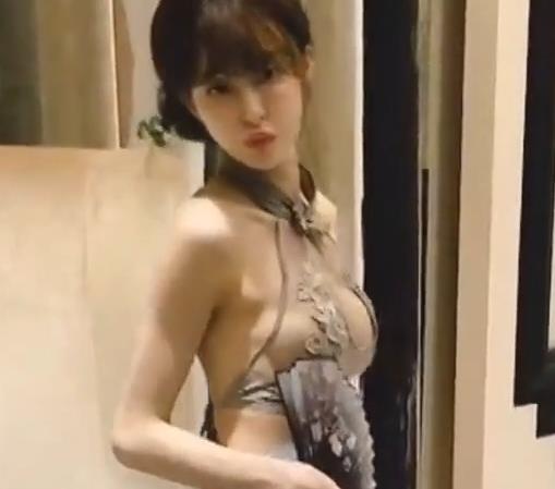 Cartiernn的SWAG颜值、大长腿苗条身材：英伦美人的精彩表演