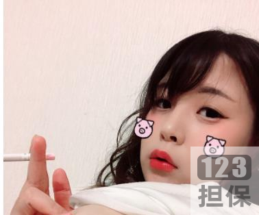 已婚美女：性感自拍，吸烟私拍，丰满胸脯，颜值高挑