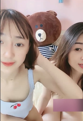 网红母女激发热情！快手网红小妹妹与母亲扣穴视频资源2V+7P+556MB，百度盘免费下载