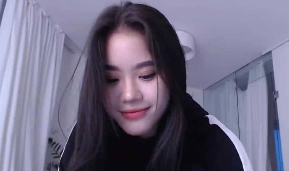 可爱镜娘li_chang：新作品清纯可人，美丽是一种责任！