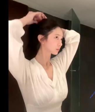 炫耀气质：推特上的明星女神、精选小村花与土豪日常