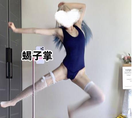 抖音热门BGM变装L舞久妖V网红乌鸦飞机载