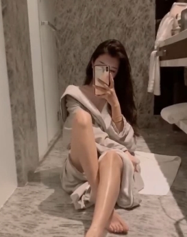 精选开放的反差婊在推特上合成的女神，胯下小狗被疯狂玩弄，并进行了疯狂互动，有中文字幕。