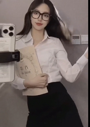 精选开放的反差婊在推特上合成的女神，胯下小狗被疯狂玩弄，并进行了疯狂互动，有中文字幕。