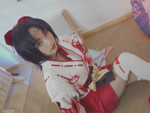 限时特惠神樂坂真冬Cosplay女神合集，抖音经典动漫角色，白色丝袜、蝴蝶结与鹿角，宅男必备资源！