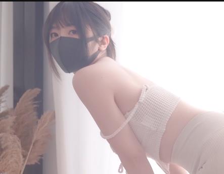 《火爆全网！红玩偶姐姐自拍假日瑜伽30分钟唯美系作品》