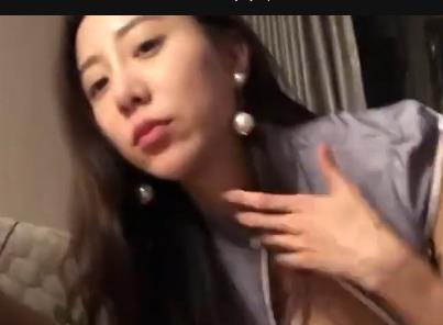 83V-3.8G：吃鸡吞金情侣自拍合集，中日韩对白，胶原蛋白般的魅力，好友一起下载观看