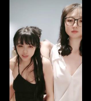 幸福眼镜哥双F少F自拍视频，时长25分钟，双人抢D吹，Y秽KJRJ，互动技能，下载观看