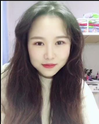 高颜值小姐姐小雨原相机自拍小视频，观看小情侣生活