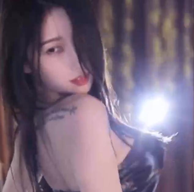 高颜值主播正恒韵子&林软软强强联合直播舞蹈，精彩互动弹幕不容错过！