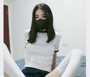 锅锅酱：妹子白丝诱惑，身材比例完美，皮肤超白，无屏障表演，网友热议熊视频