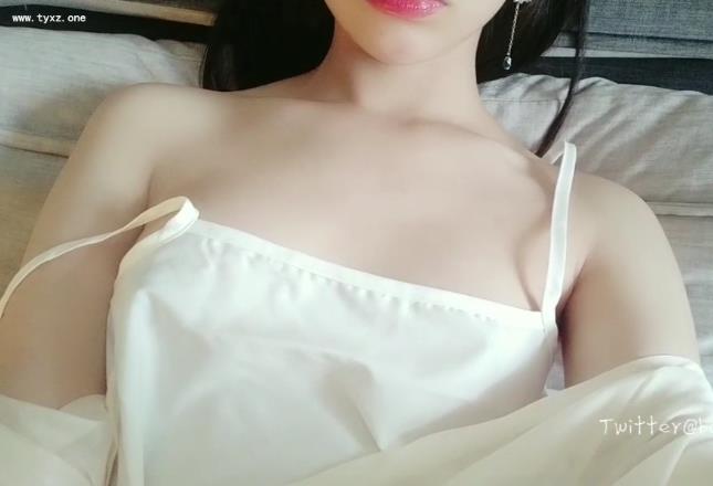 萌妹子白桃露露高清视频合集，8.5G在线磨不明液体，汉服破洞黑丝JK白丝学生装