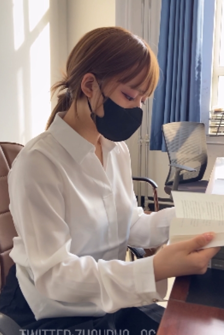 若若老师：高级视频办公室灰色丝袜，自行打包上传，精彩不容错过