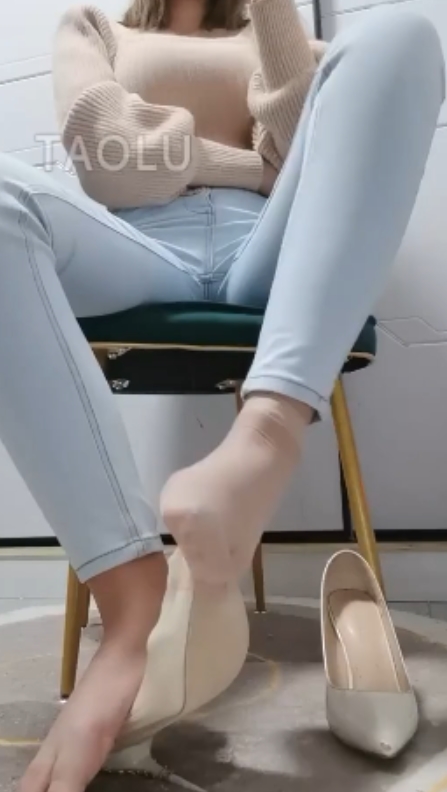 白桃S套路直播：第一视角春节专场，踩爆贴脸剐舌头，牛仔短丝，716MB百度云