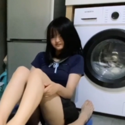 清纯小妹展现足艺鞋交，反差感十足