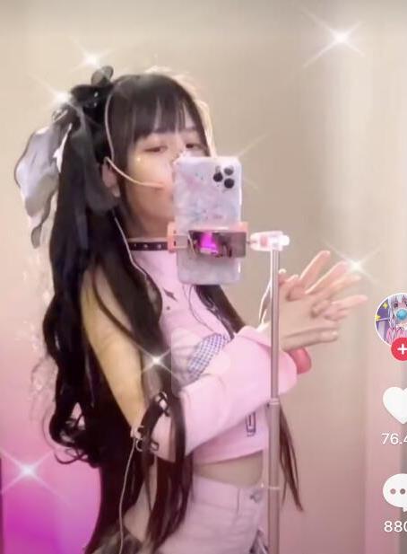 抖音热门妹子蔡妹子黑料曝光，粉丝直播录像实锤！视频大小23MB，5分07秒揭秘火爆cos颜值