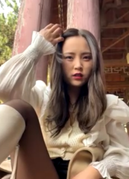 成为了观众们喜爱的对象。如果你也喜欢奇怪玩具和独特秀场，那么一定不能错过他的直播！Asia-Lynn等你来关注！