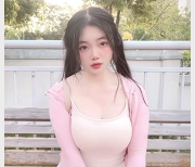 《福利姬小雨：颜值车灯粉嫩大学生》500张图集，全网超火！