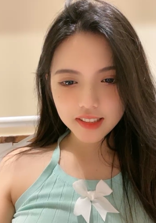 小辰吾妮微信福利直播：聊天节目露尺度，下载收藏！