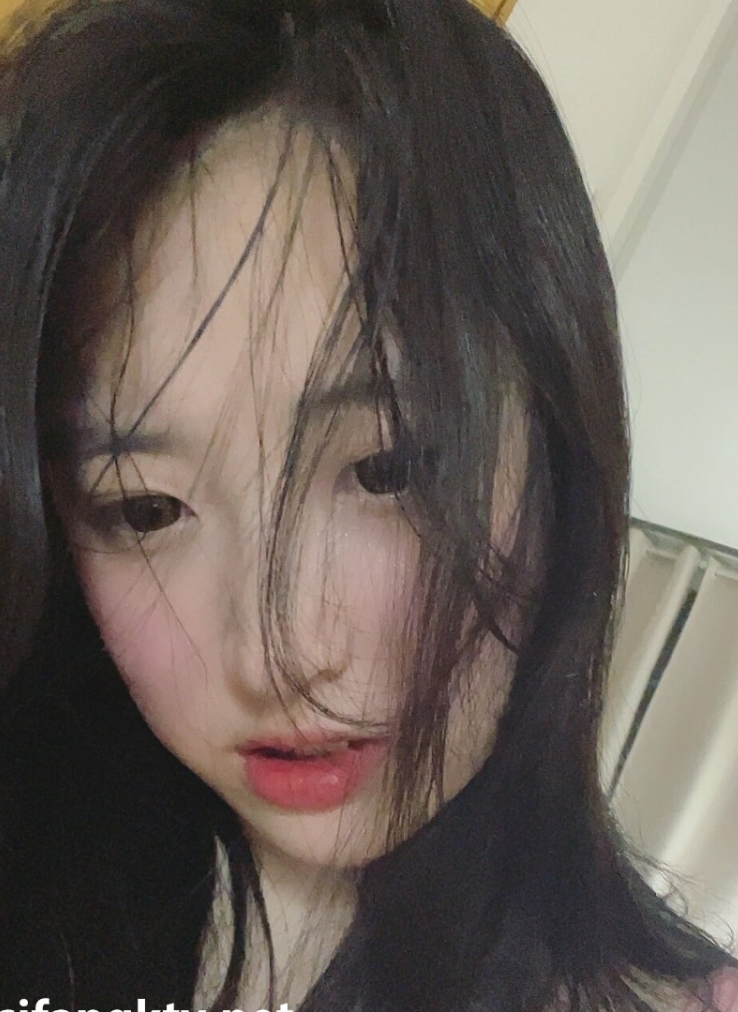 ubryun:反差小狗的私拍之旅,121张照片+3.1G视频露脸OF