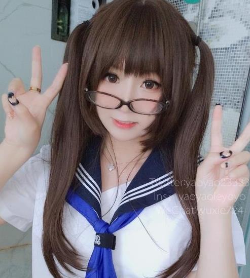 微博美少女yoyo资源大放送，前车大灯白丝美腿诱惑无限