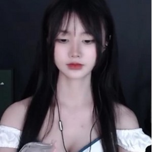 你欣赏到专业的cosplay技能和甜美的姐姐形象，还能享受到助眠的放松效果。快来一起领略萌夏茉姐姐的魅力吧！