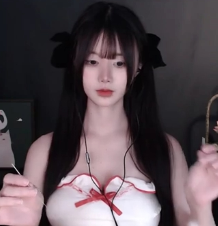 你欣赏到专业的cosplay技能和甜美的姐姐形象，还能享受到助眠的放松效果。快来一起领略萌夏茉姐姐的魅力吧！