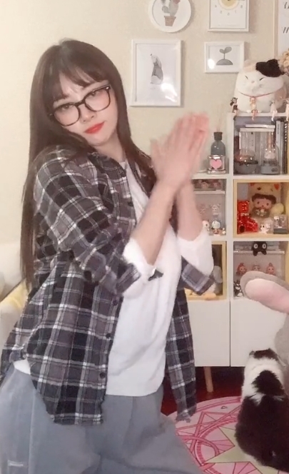 抖音网红甜小乜最新合集90V524M，舞蹈生模特，颜值超高！