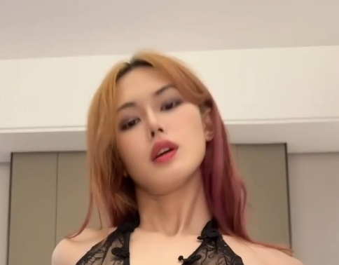 伪娘百度盘性感桃子最新合集1V412M，黑丝内衣互动嘴艺