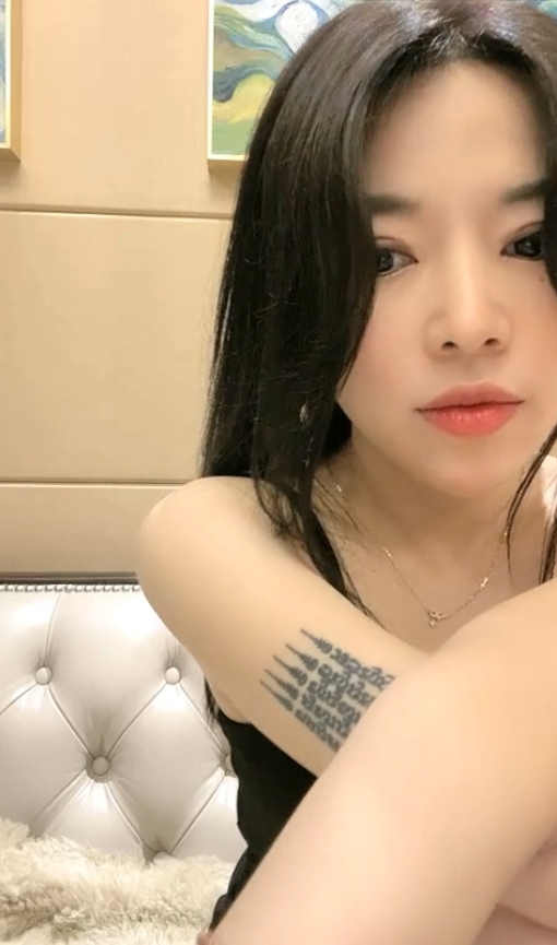 大罩杯美腿主播艺术小雅最新合集58V10.2G，精彩直播收藏