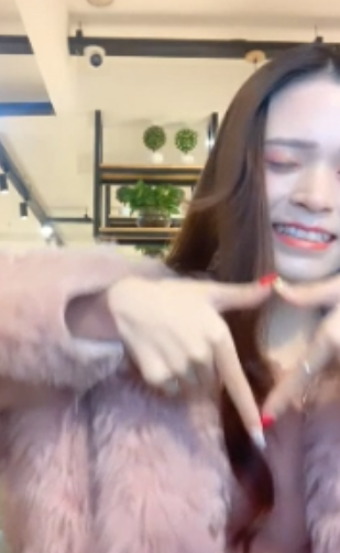 高颜值女神主播依依哇户外网吧合集1V905M，塞跳弹放飞自我