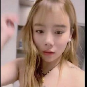 熟女快手收银员欣欣月儿最新合集13V5.6G，烟酒店特写包包