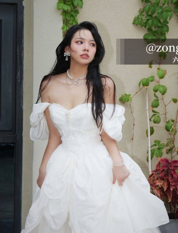 百度ED2K超级反差小狗六花实战合集137V3.66G[60%特写+深夜自嗨37段]含伤痕记录