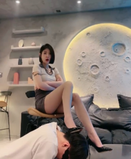 简一S套路舔脚黑丝合集10V6.9G粉嫩