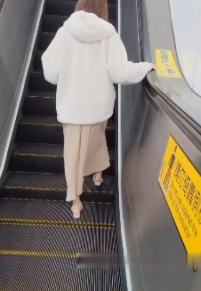 推特美眉底裤合集1+1太滑了